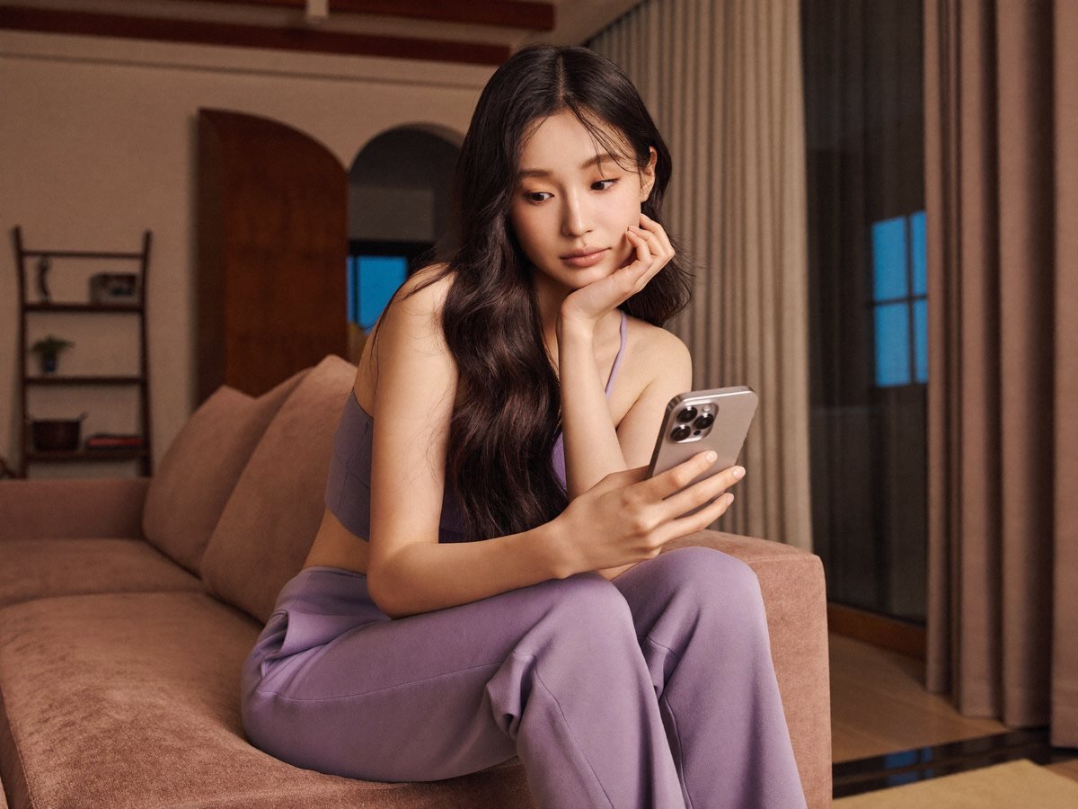 휴대폰으로 다이어트 유형진단을 확인하는 여성