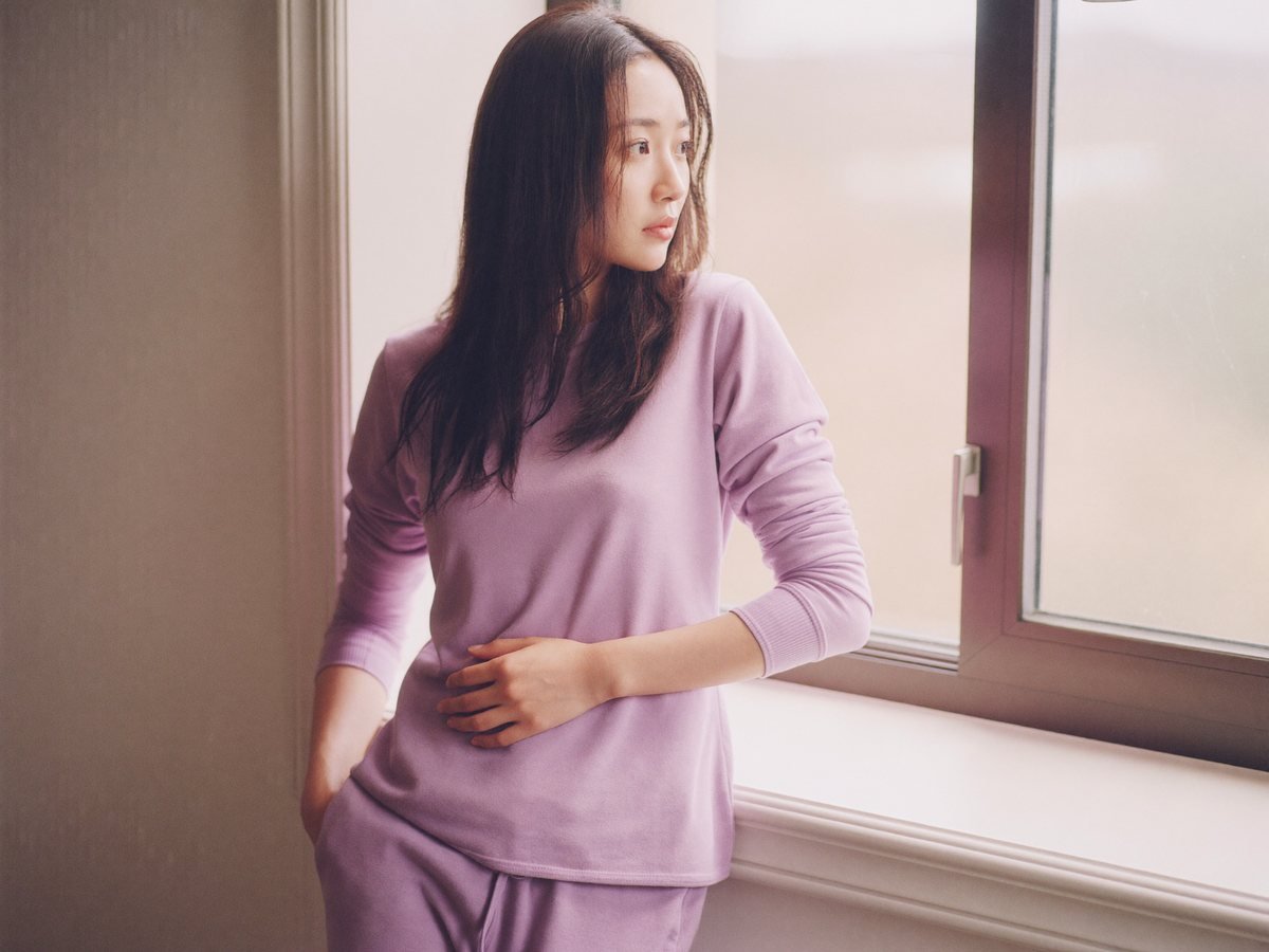 거울 앞에서 뱃살을 고민하는 여성